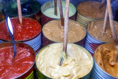 Çeşitli hamur tatlılar, dulce de leche, guava macunu, hindistan cevizi ezmesi