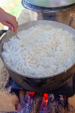 Odun sobasında pişmiş beyaz pirinç.