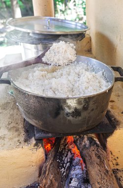 Odun sobasında pişmiş beyaz pirinç.