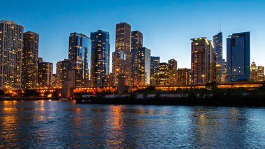 Chicago şehir merkezinin gece panoramik görüntüsü