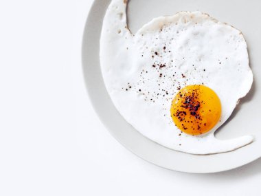 Sahanda yumurta bir plaka üzerinde beyaz bir arka plan kopya alanı ile en iyi Görünümü Kapat