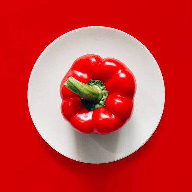 Üstten Görünüm, kırmızı bir arka plan izole kırmızı dolmalık biber