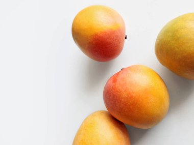 R2e2 Mango üzerinde beyaz bir arka plan kopya alanı ile Üstten Görünüm