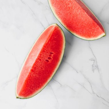 Üstten Görünüm dilim karpuz mermer bir zemin üzerine, kapat