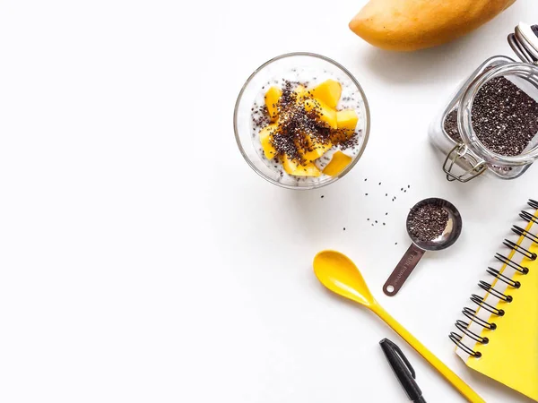 Beyaz bir arka planda üstten görünüm kopya alanı sağlıklı kahvaltı için chia tohum ile mango yoğurt
