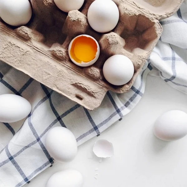 Органічні Білі Яйця Упаковці Кухонному Столі Вид Зверху Яєчний Жовток — стокове фото