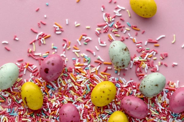 Velikonoční Cukroví Čokoládová Vajíčka Barevné Cukrové Sypání Růžovém Pozadí Pohled — Stock fotografie