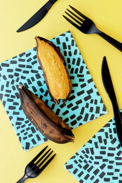 Тайский Гриб Банан Желтом Фоне Креативная Еда Веселая Красочная Концепция — стоковое фото