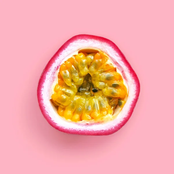 Halv Passionsfrukt Isolerad Pastell Rosa Bakgrund Ovanifrån Närbild — Stockfoto