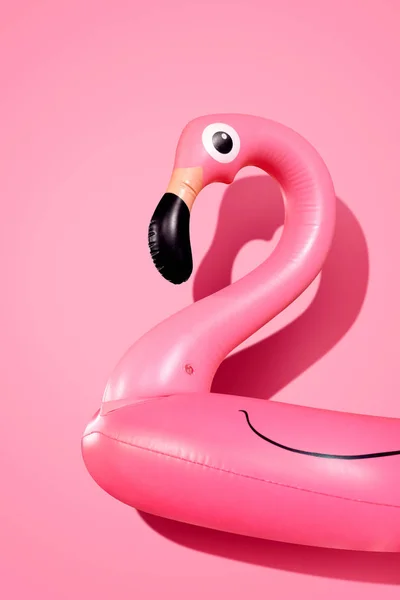 Flamingo Inflável Gigante Fundo Rosa Festa Flutuador Piscina Conceito Verão — Fotografia de Stock