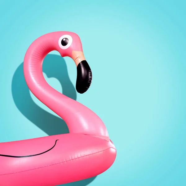 Flamingo Inflável Gigante Fundo Azul Festa Flutuador Piscina Conceito Verão — Fotografia de Stock