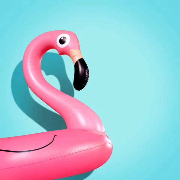 Dev şişme Flamingo bir mavi arka plan, havuz float partisi, trendy yaz kavramı üzerinde