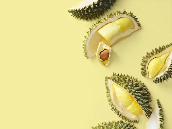 新鲜切榴莲在柔和的黄色背景 泰国水果国王 创意食品概念 — 图库照片
