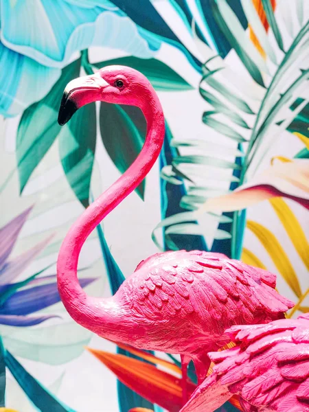 Pembe flamingo heykeli renkli tropikal yaz grafik arka plan ile dekore edilmiştir.