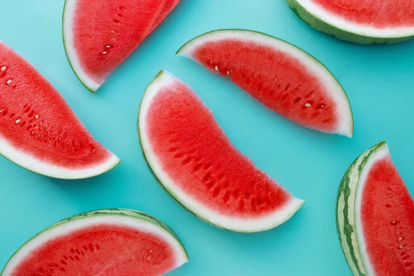 Melancia Fatiada Fundo Azul Conceito Criativo Verão Frutas Flat Lay — Fotografia de Stock