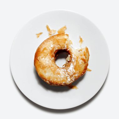 Isırık eksik olan lezzetli cronut, kruvasan ve halka karışımı beyaz bir arka plan üzerinde üstten görünüm izole.
