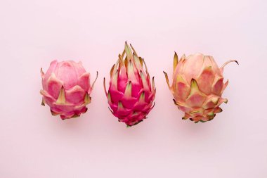 Kırmızı dragon meyve pastel pembe arka plan, düz yatıyordu gıda kavramı üzerinde