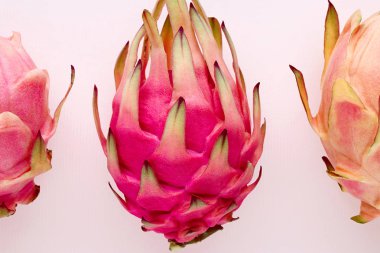 Kırmızı dragon meyve pastel pembe arka plan, düz yatıyordu gıda kavramı üzerinde