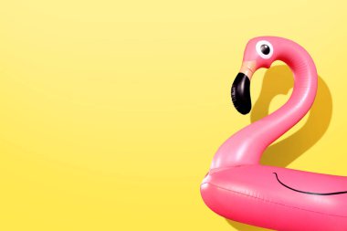 Dev şişme Flamingo sarı bir arka plan üzerinde havuz float parti, trendy yaz konsepti