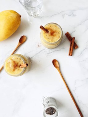 Mango yoğurt yüzlü chia tohum ve tarçın mermer zemin, kopya alanı ile üstten görünüm