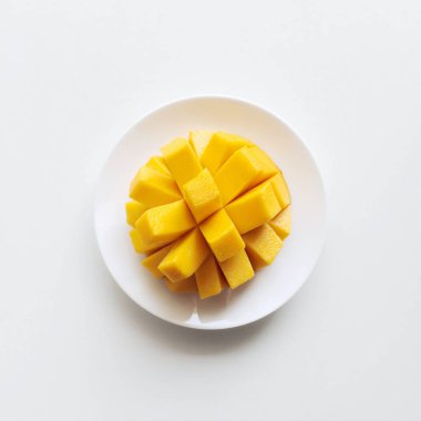 R2e2 Mango beyaz bir arka plan üzerinde en iyi görünüm için küp kesilmiş dilimlenmiş