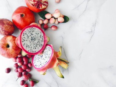 Mermer zemin, en iyi kırmızı tropikal meyve kopya alanı göster