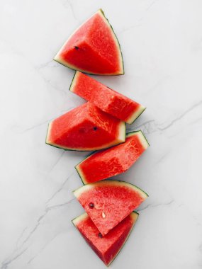 Üstten Görünüm dilim karpuz mermer bir zemin üzerine, kapat