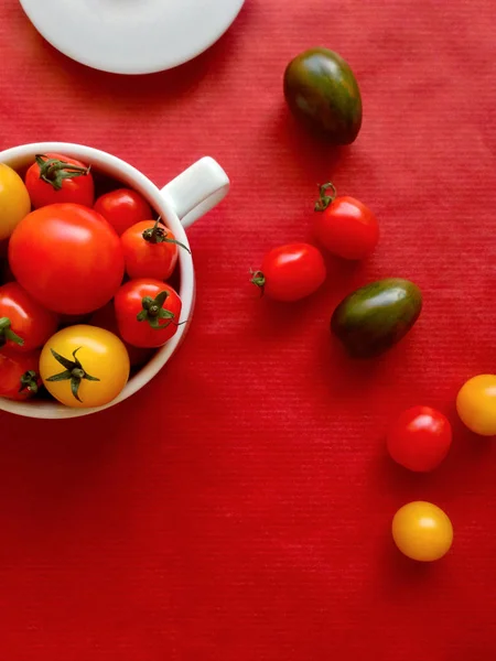 Verse Kleurrijke Tomaten Een Cup Een Rode Achtergrond Bovenaanzicht Met — Stockfoto