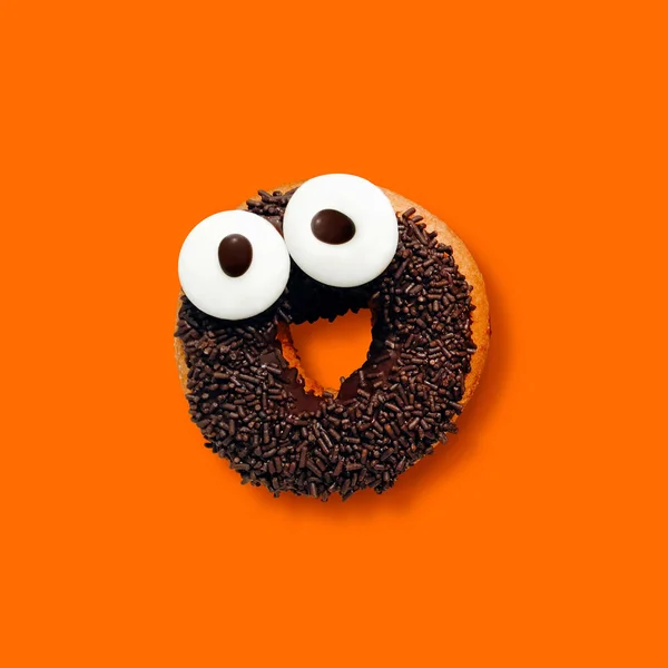 Rolig Leende Chocolate Donut Med Strössel Orange Bakgrund Idé För — Stockfoto