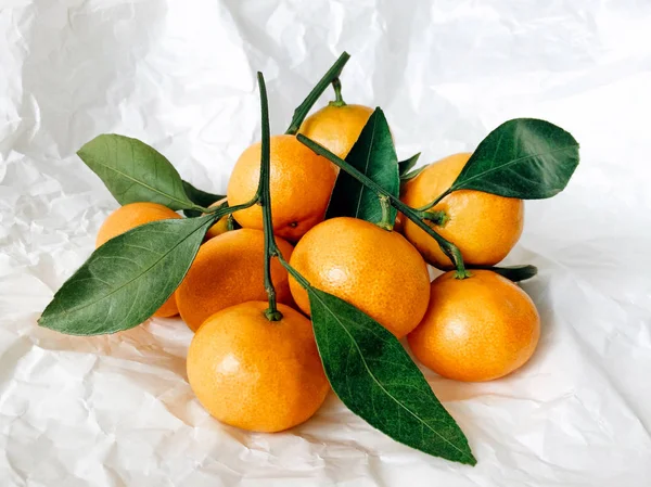 Φρέσκο Tangerines Αφήνει Ένα Φόντο Λευκό Χαρτί — Φωτογραφία Αρχείου