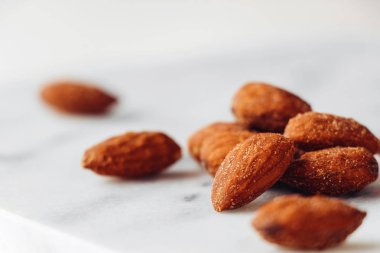 Tuzlu ve mermer bir zemin üzerine kavrulmuş badem yakın çekim