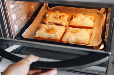 Taze fırın yumurta ve kahvaltıda kızarmış peynir. 