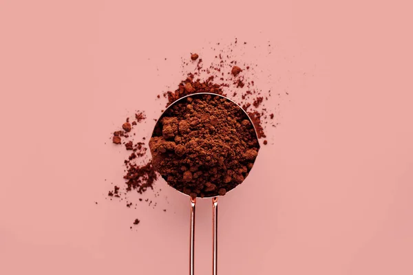 Rose Gold Mérőpohár Kakaóport Egy Rózsaszín Háttér Egészséges Élelmiszerek Fogalmát — Stock Fotó