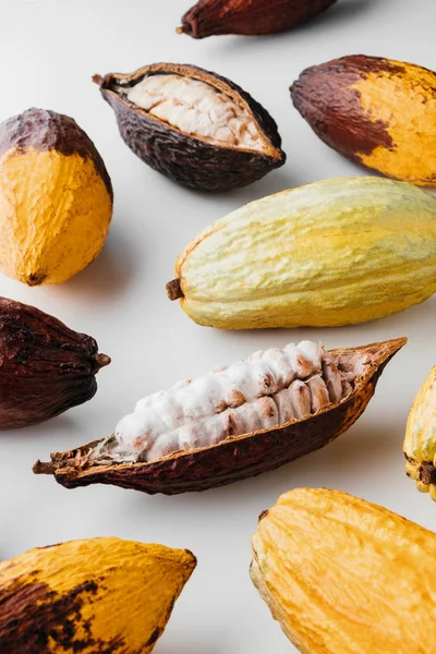 Vainas Cacao Sobre Fondo Blanco Creativo Concepto Comida Laica Plana —  Fotos de Stock