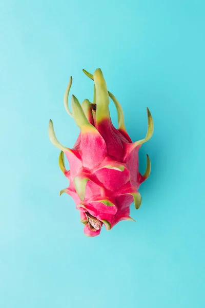 Verse Biologische Dragon Fruit Een Blauwe Achtergrond Creatieve Zomer Voedsel — Stockfoto