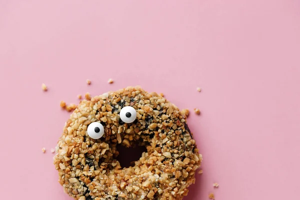 Rolig Chock Ansikte Choklad Jordnötter Donut Pastell Rosa Bakgrund Kreativa — Stockfoto