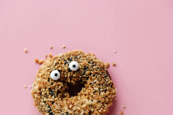 Funny Shock Cara Chocolate Donut Sobre Fondo Rosa Pastel Creativo — Foto de Stock