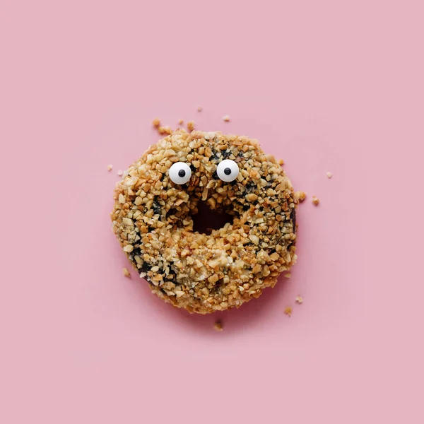 Rolig Chock Ansikte Choklad Jordnötter Donut Pastell Rosa Bakgrund Kreativa — Stockfoto