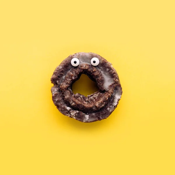 Rolig Chock Ansikte Glaserad Chokladkaka Donut Pastell Gul Bakgrund Kreativa — Stockfoto