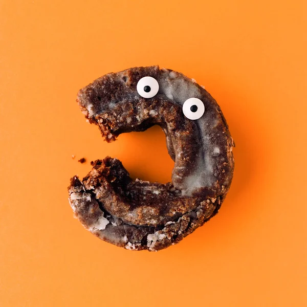 Rolig Chock Ansikte Glaserad Chokladkaka Donut Orange Bakgrund Kreativa Minimal — Stockfoto