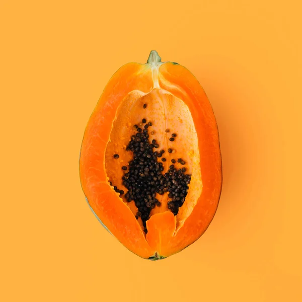 Papaya Sobre Fondo Anaranjado Con Camino Recorte Concepto Comida Creativa — Foto de Stock