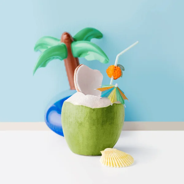 Färsk Kokosnöt Pastell Blå Bakgrund Med Coconut Tree Uppblåsbara Drink — Stockfoto