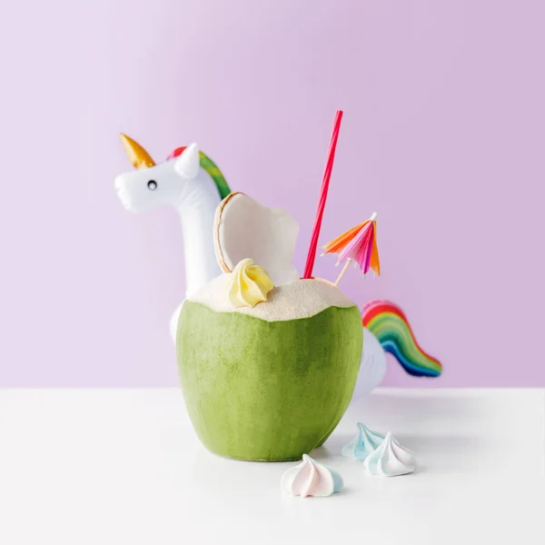 Färsk Kokosnöt Pastell Lila Bakgrund Med Unicorn Uppblåsbara Drink Hållare — Stockfoto