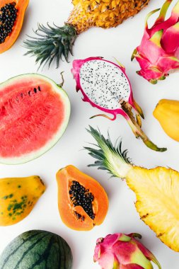 Dragon meyve, karpuz, papaya ve ananas yapılmış düz yatıyordu tropikal meyve düzeni. Yaratıcı yaz yiyecek konsepti.