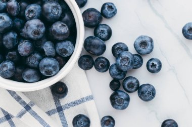 Mermer bir zemin üzerine taze organik yaban mersini