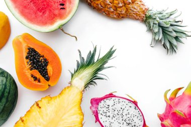 Dragon meyve, karpuz, papaya ve ananas beyaz bir arka plan, yaratıcı yaz gıda kavramı üzerinde yapılmış düz yatıyordu tropikal meyve düzeni