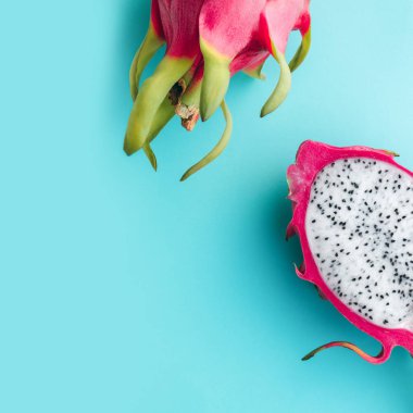 Taze organik dragon meyve mavi arka plan, yaratıcı yaz gıda kavramı üzerinde