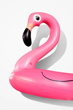 Dev şişme Flamingo üzerinde beyaz arka plan, havuz float partisi, trendy yaz kavramı kırpma yolu ile