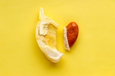 İlham alıntı beyaz tuğla duvara asılı çerçeve, canlı olmak sade bir şekilde minnettar vermek aşk çok gülmek