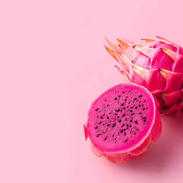 Frutas Dragão Vermelho Orgânico Fresco Fundo Rosa Com Espaço Cópia — Fotografia de Stock